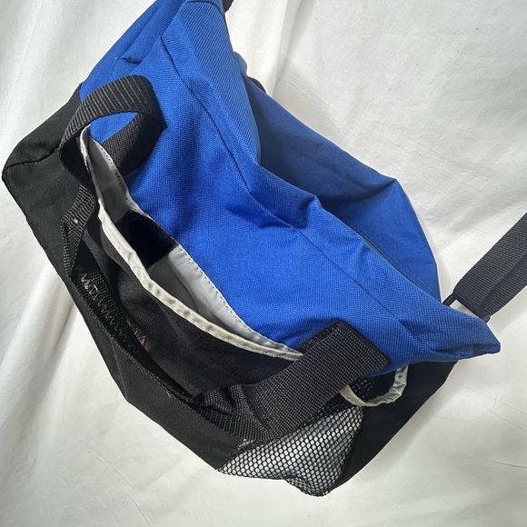 Gym duffle bag with removable shoulder strap. - Picture 4 of 6